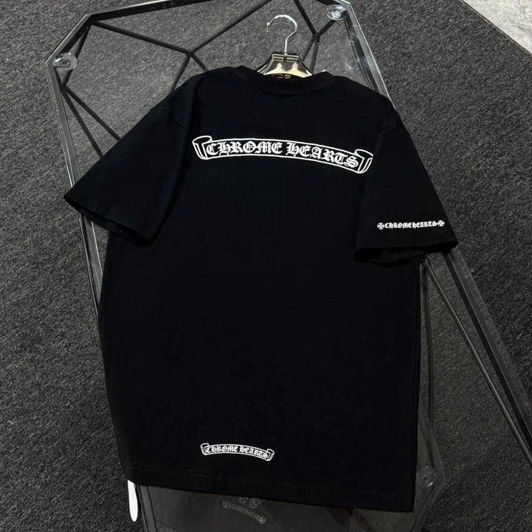 P170 Chrome Hearts Chrome Hearts 25 high-end versions. The fabric is made of 300 grams of high-density pure cotton. It does not deform or shrink. It has three labels. It is the same style for men and women. Technology: Digital printing. Color: White. Black. SIZE: S-XL.